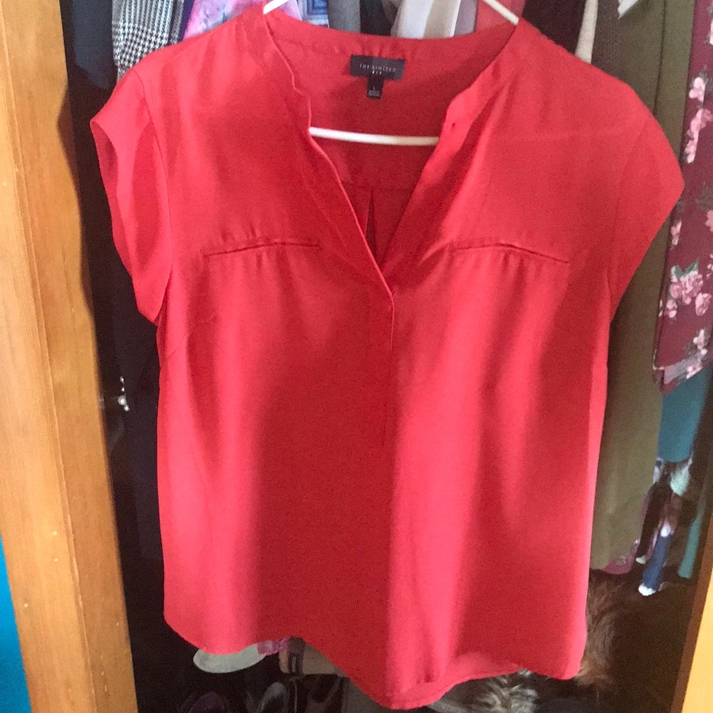 The limited 1/2 button sleeveless blouse